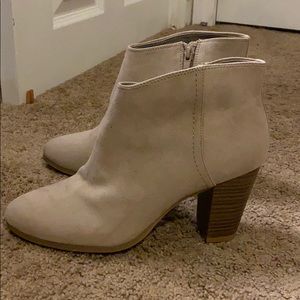BEIGE OLD NAVY SIZE 7 NWT BOOTIES